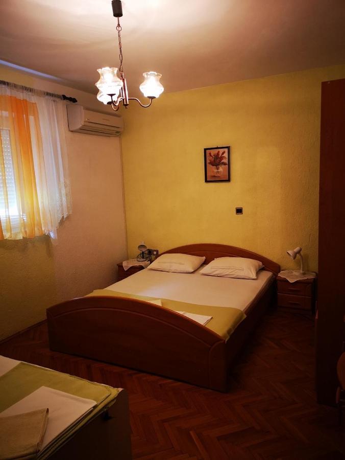 Apartments Anita Sibinj Krmpotski Exterior photo